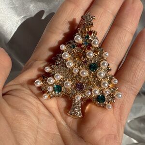 🎄 Vintage Christmas Tree Brooch – Elegant Crystal & Pearl Pin
